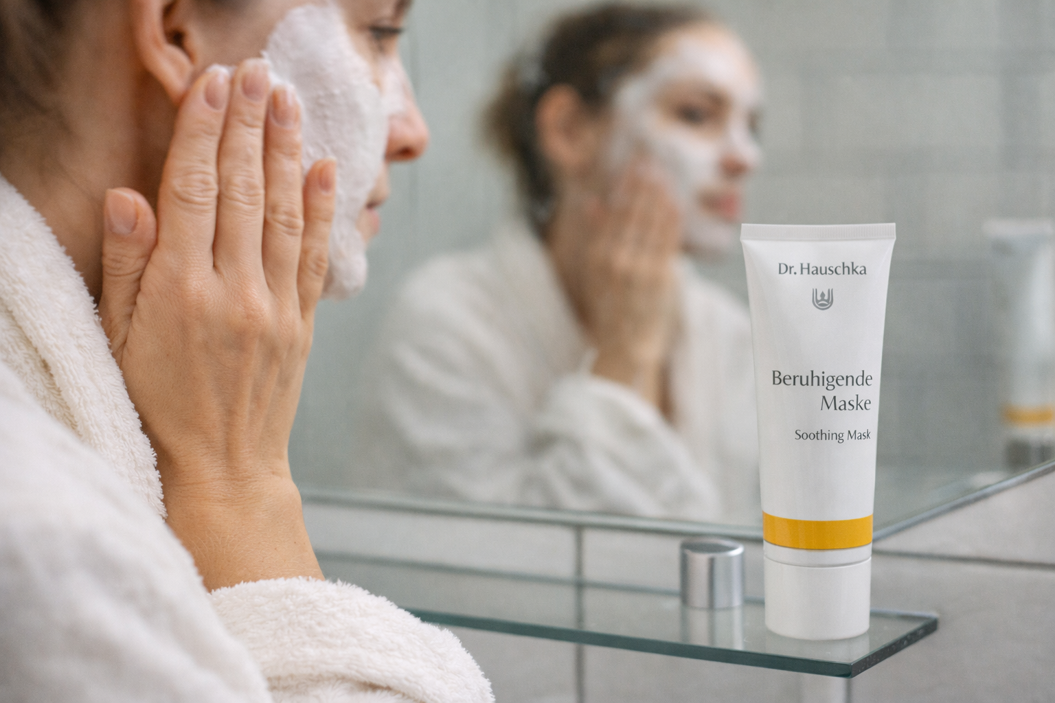 Нанесение успокаивающей маски Dr. Hauschka Нанесение успокаивающей маски Dr. Hauschka