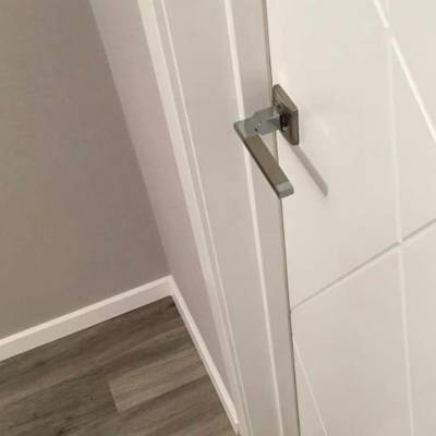 Эмалированная межкомнатная дверь ВФД Stockholm FLITTA POLAR белого цвета, Вид остекления: без стекла, Цвет: белый, Размер полотна: 900х2000, изображение 6 от магазина Брами Маркет Эмалированная межкомнатная дверь ВФД Stockholm FLITTA POLAR белого цвета, Вид остекления: без стекла, Цвет: белый, Размер полотна: 900х2000, изображение 6