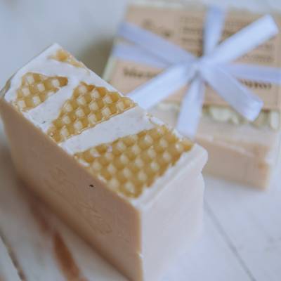 Мыло ручной работы "Маточное молочко" Краснополянская косметика, 100 г, Варианты: Мыло ручной работы Маточное молочко, изображение 5 от магазина Брами Маркет Мыло ручной работы "Маточное молочко" Краснополянская косметика, 100 г, Варианты: Мыло ручной работы Маточное молочко, изображение 5