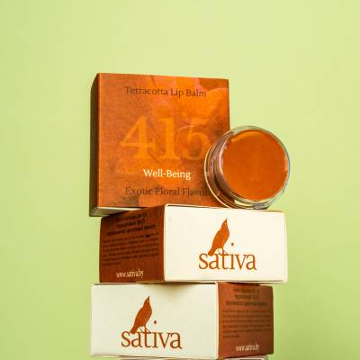 Блеск-бальзам для губ терракотовый №415 с пламп-эффектом Sativa, 8г, Варианты: Блеск-бальзам для губ терракотовый №415, изображение 2