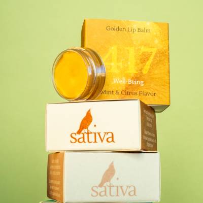 Блеск-бальзам для губ золотистый №417 с эко-глиттером Sativa, 8г, Варианты: Блеск-бальзам для губ золотистый №417, изображение 2