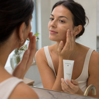 Тональная основа для лица Dr. Hauschka Foundation 001 Cashew 30 мл, изображение 7